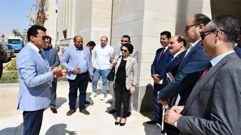 وزير الرياضة يباشر مهام عمله من مقر الوزارة بالحي الحكومي بالعاصمة الإدارية (صور)