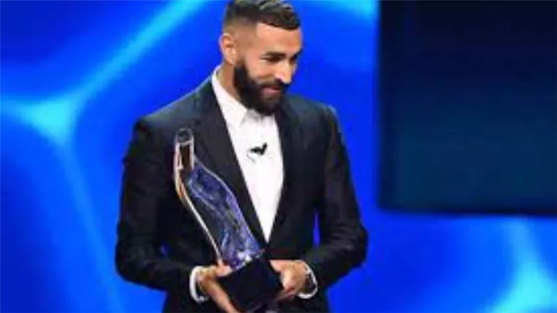 رسميًا.. كريم بنزيما يفوز بجائزة أفضل لاعب في أوروبا