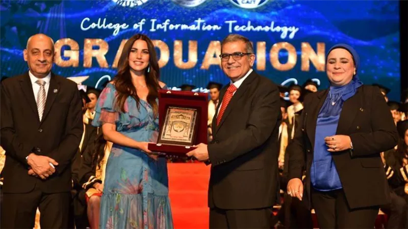 بالصور.. جامعة مصر للعلوم والتكنولوجيا تنظم حفلاً ضخماً لتخريج دفعة جديدة من كلية 