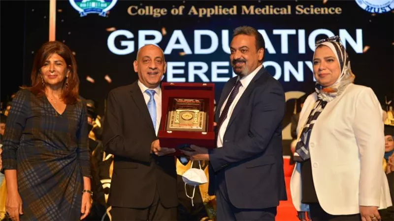 عاجل.. جامعة مصر للعلوم والتكنولوجيا تحتفل بتخرج دفعة جديدة من كلية 