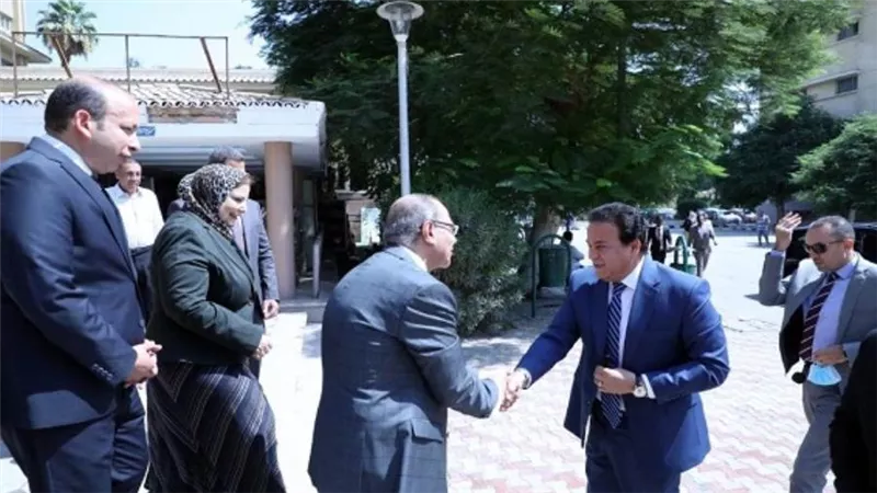 وزير الصحة يتفقد الامتحانات التحريرية للأطباء الملتحقين ببرنامج الزمالة المصرية (صور)