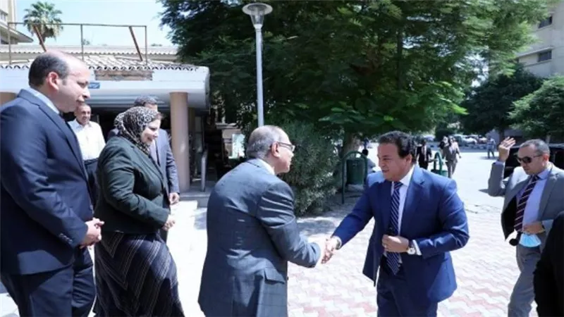 وزير الصحة يتفقد الامتحانات التحريرية للأطباء الملتحقين ببرنامج الزمالة المصرية (صور)