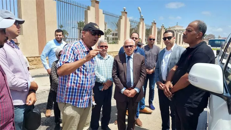 محافظ بورسعيد يتفقد أعمال رفع كفاءة وتطوير منطقة قبضايا بحي الزهور
