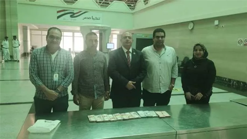 جمارك مطار أسيوط تضبط محاولة تهريب كمية من النقد المصرى والأجنبى مع راكب
