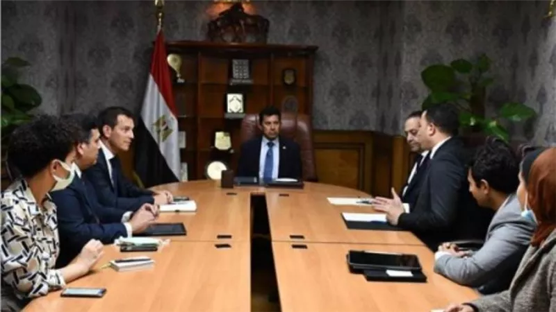 أشرف صبحي يبحث توفير أنظمة الطاقة الكهربائية الذكية بالمنشآت الشبابية والرياضية