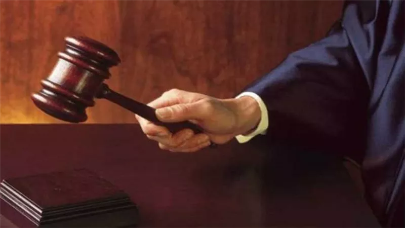 أسرة فتاة الشرقية تدخل قاعة المحكمة استعدادا لأولى جلسات محاكمة المتهم بقتلها