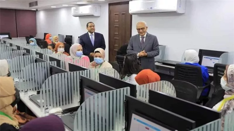 وزير التعليم ورئيس التنظيم والإدارة يتفقدان امتحانات المتقدمين لوظيفة معلم مساعد رياض أطفال (صور)