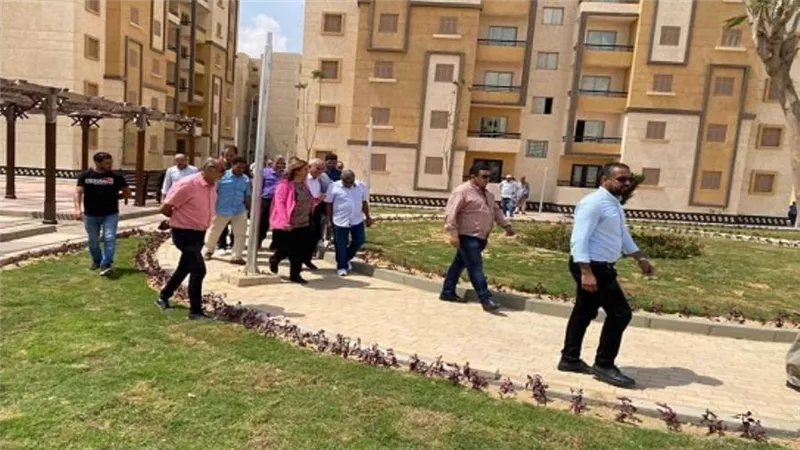 وزير الإسكان: جولات مكثفة لمسئولي الوزارة بمواقع عمارات 