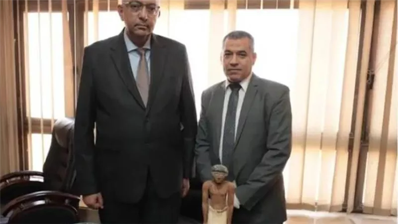 وزارة السياحة والآثار تتسلم تمثالين أثريين تم استردادهما من بلجيكا