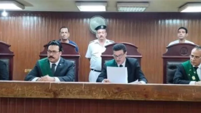 الإعدام شنقا لسيدة وزوج ابنتها وعامل لقتلهم صاحب 