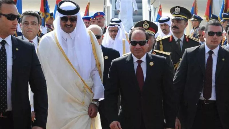 الرئيس السيسي يصل الدوحة.. وأمير قطر على رأس المستقبلين 