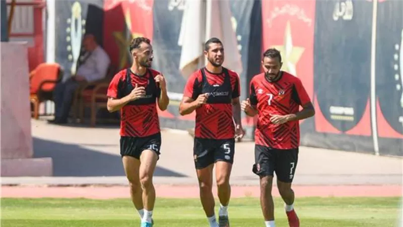 تدريبات بدنية وتقسيمة قوية بين اللاعبين في مران الأهلي الصباحي  