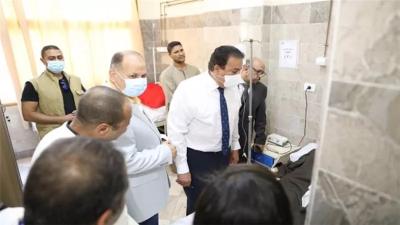 وزير الصحة يشدد على متابعة التزام الفرق الطبية بجداول العمل في مستشفى الإيمان العام (صور)