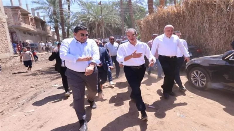 وزير الاتصالات يفتتح مشروعات تكنولوجية بقرى «حياة كريمة» في قنا (صور)