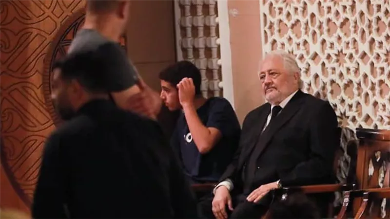 بالصور .. نجوم الفن والإعلام يواسون خالد زكي في وفاة زوجته بمسجد الشرطة 