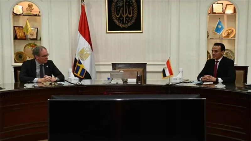مساعد وزير الإسكان للشئون الفنية يناقش مع السفير السويدي بالقاهرة عددا من الملفات المشتركة بين الجانبين (صور)