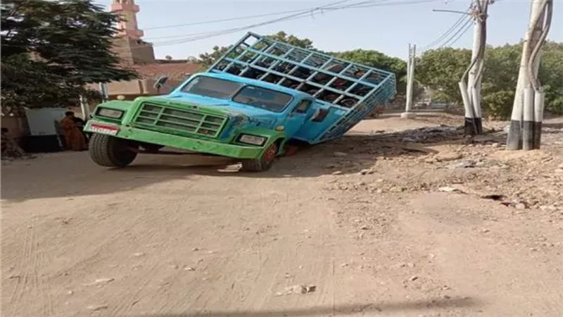 سقوط سيارة نقل محملة بأسطوانة بوتاجاز في حفرة بأسيوط  
