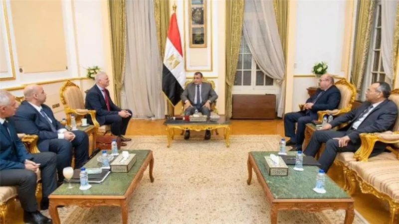 وزير الإنتاج الحربي يتابع مع 