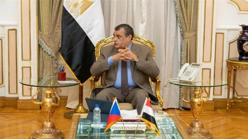 وزير الإنتاج الحربي يبحث مع السفير التشيكي تعزيز التعاون المشترك (صور)