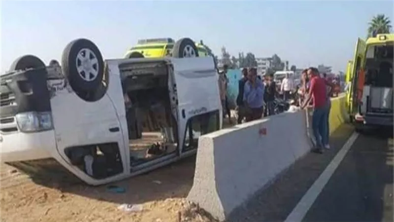 إصابة 12 شخصًا في انقلاب ميكروباص بالطريق الصحراوي الشرقي بأسيوط  