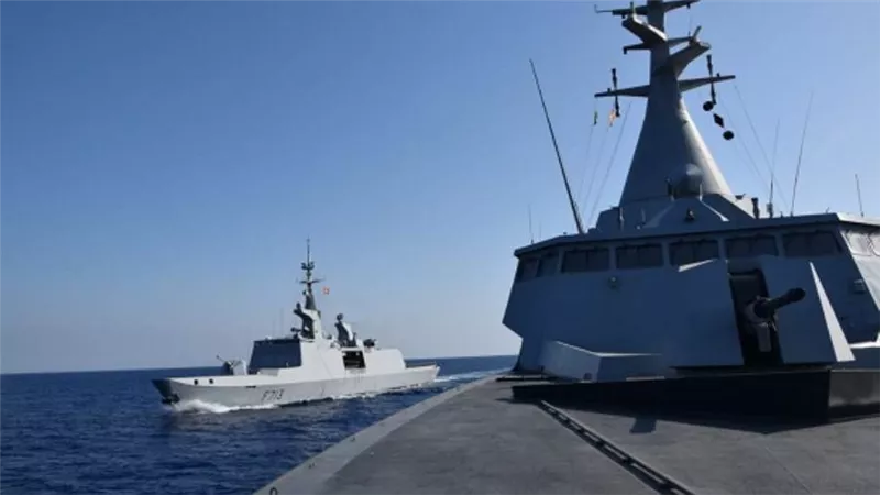 القوات البحرية المصرية والفرنسية تنفذان تدريبا بحريا عابرا بنطاق الأسطول الشمالي