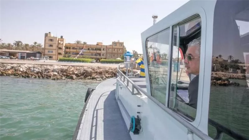 رئيس الهيئة الاقتصادية لقناة السويس يتفقد أعمال التطوير بميناء العريش ويلتقي شركات المقاولات الوطنية (صور)