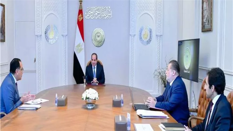 الرئيس السيسي يوجه الحكومة والبنك المركزي ببلورة مبادرات جديدة لجذب الاستثمارات 