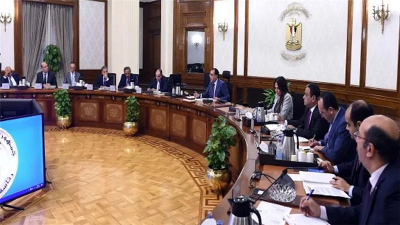 رئيس الوزراء يلتقي رؤساء الغرف الصناعية بهدف إعداد استراتيجية واضحة للصناعة المصرية وإطلاقها خلال المؤتمر الاقتصادي (صور)