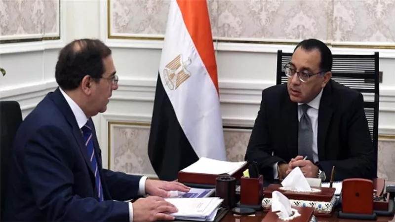 رئيس الوزراء يتابع مع وزير البترول موقف توافر المنتجات البترولية لتلبية احتياجات السوق المحلية فى ظل الأزمة العالمية (صور)