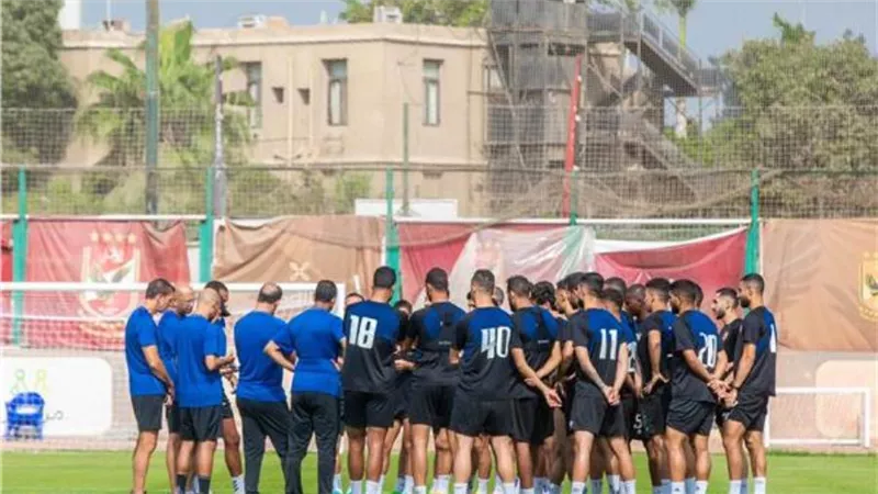  «كولر» و«عبد الحفيظ» يجتمعان باللاعبيين على هامش مران الأهلي 