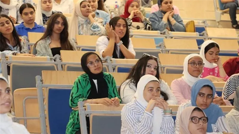 وزير التعليم العالي يتلقى تقريرًا بشأن تنظيم الأسبوع التعريفي بجامعة العلمين الدولية (صور)