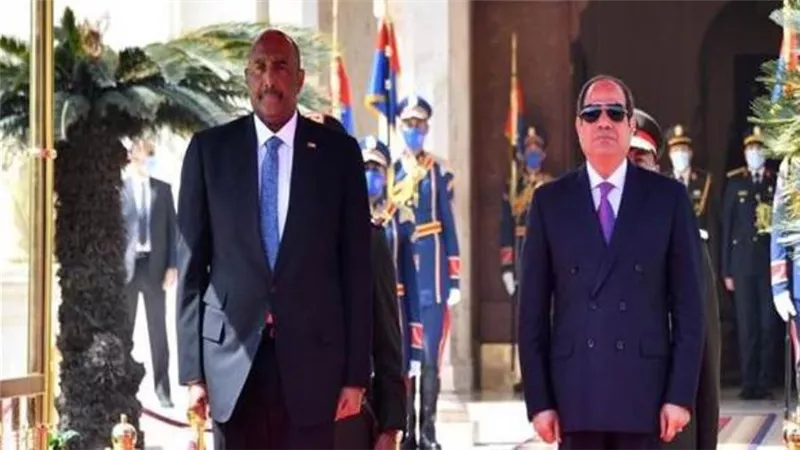 الرئيس السيسي يستقبل رئيس مجلس السيادة السوداني بمطار القاهرة 