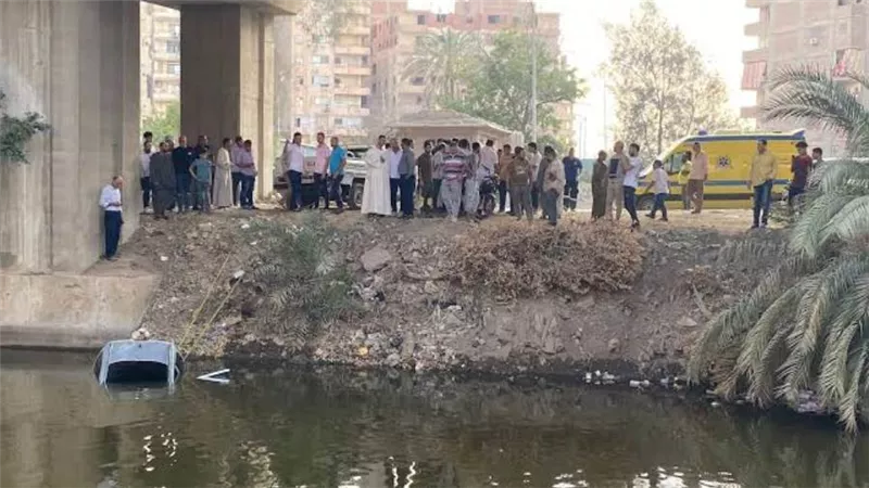 الأهالي ينتشلون سيارة ملاكي سقطت في مياه ترعه بالغربية