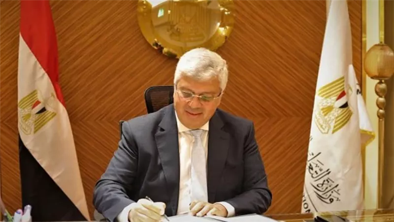 وزير التعليم العالي يتلقى تقريرًا عن نجاح برنامج الحاضنات التكنولوجية 