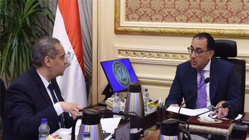 رئيس الوزراء يتابع مع رئيس هيئة الدواء المصرية ملفات العمل (صور)