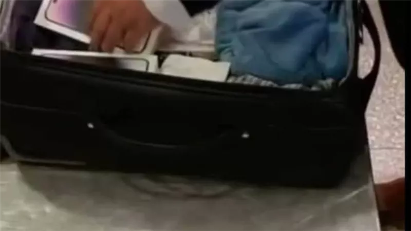 ضبط 13 آيفون مهربين مع راكب في مطار القاهرة مخبأة داخل طيات ملابسه