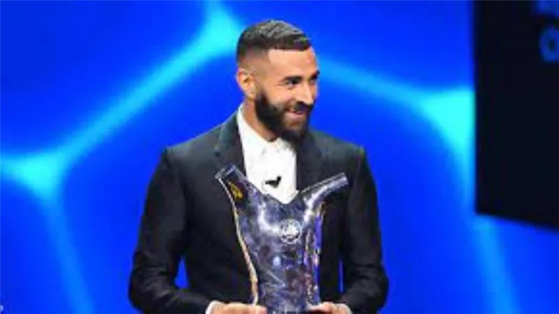 رسميا.. كريم بنزيما يفوز بجائزة الكرة الذهبية لأفضل لاعب في العالم