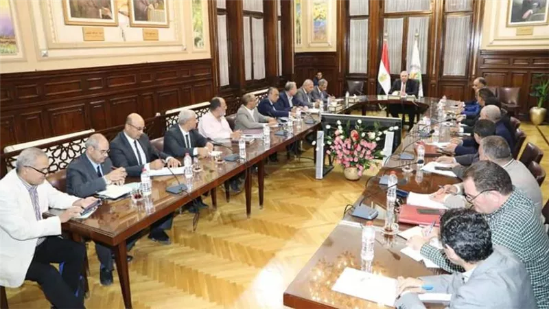 وزير الزراعة يعقد اجتماعا لتشجيع المزارعين على استخدام  الميكنة الحديثة تنفيذا لتوجيهات الرئيس السيسي