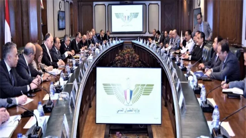 وزير الطيران يوجه بتقديم كافة التيسيرات وجودة الخدمات للمسافرين مع الالتزام بتطبيق المعايير الدولية للأمن والسلامة