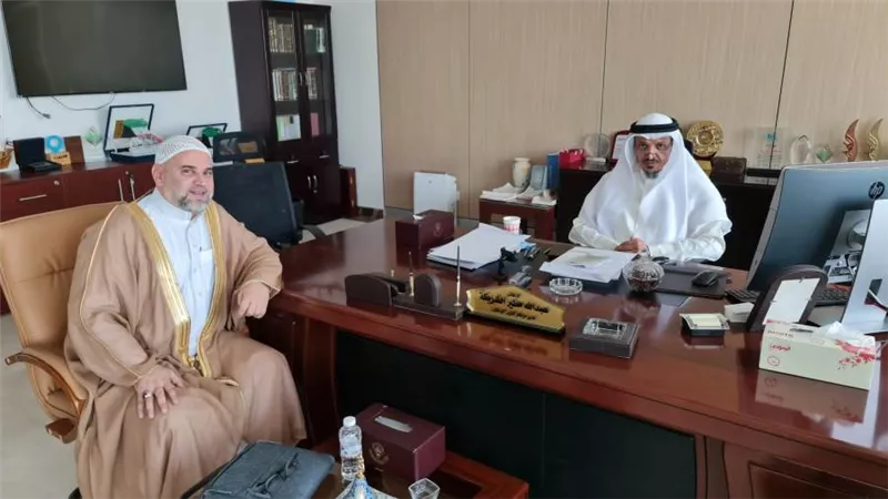الشيخ مهاجري زيان يبحث التعاون مع مدير مركز تعزبز الوسطية التابع لوزارة الأوقاف الكويتية 