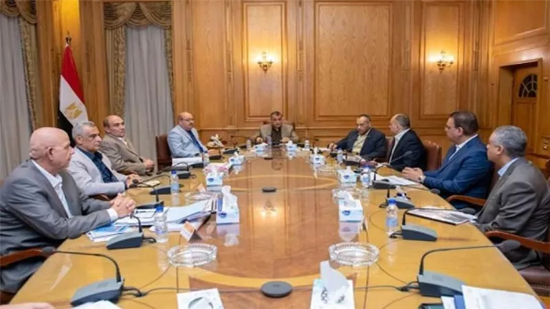 وزير الإنتاج الحربي يبحث آخر المستجدات الخاصة بعدد من المشروعات (صور)