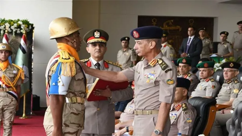 وزير الدفاع يشهد الاحتفال بتخريج دفعات جديدة من المعاهد الصحية (صور)