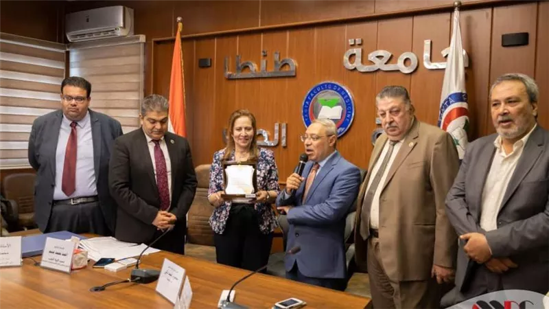 رئيس جامعة طنطا يكرم فريق المضادات الحيوية وحوكمة الدواء