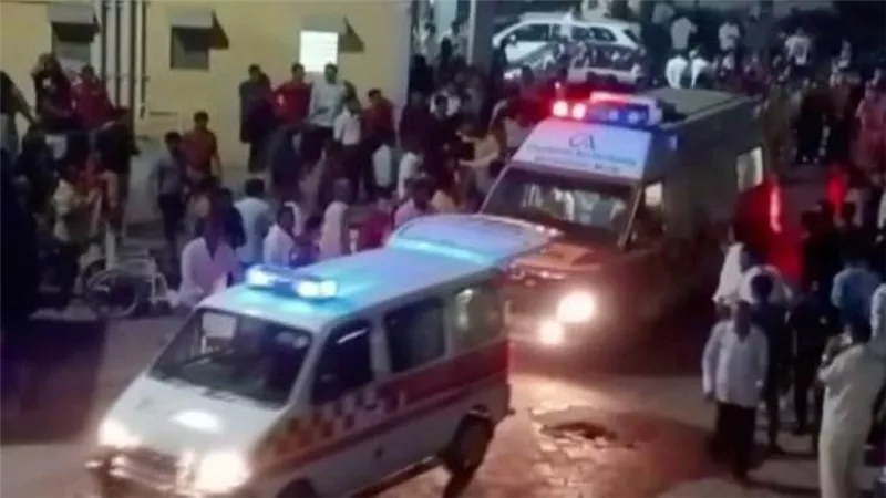 من بينهم أطفال.. 60 قتيلا على الأقل في انهيار جسر بالهند 