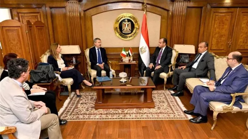وزير التجارة يبحث مع سفير إيطاليا بالقاهرة تنمية العلاقات الاقتصادية والاستثمارية المشتركة بين البلدين