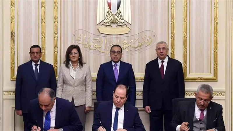 رئيس الوزراء يشهد توقيع عقدي اتفاق بين وزارات التنمية المحلية والزراعة والدولة للإنتاج الحربي لتوريد 5 ملايين شجرة لزراعتها بالمحافظات 