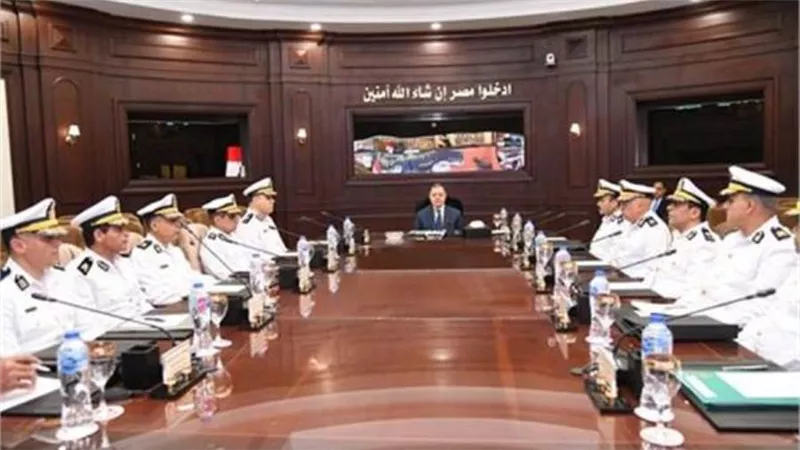 وزير الداخلية يستعرض مع مساعديه خطط تأمين مؤتمر المناخ بشرم الشيخ 