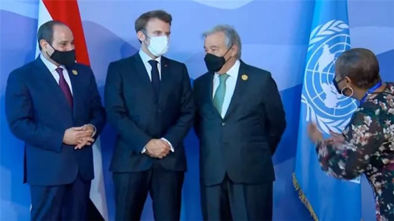 الرئيس السيسي يستقبل الرئيس الفرنسي ماكرون في مؤتمر المناخ cop27