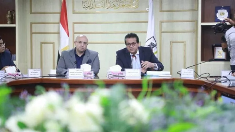 وزير الصحة يناقش خطة الوزارة لزيادة أسرة الرعاية المركزة والحضانات ببني سويف (صور)