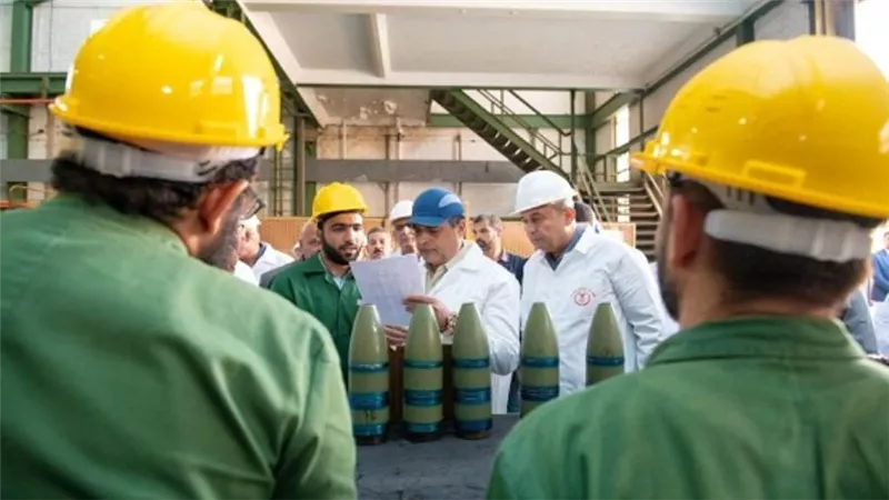 وزير الإنتاج الحربي يتابع سير العملية الإنتاجية في 